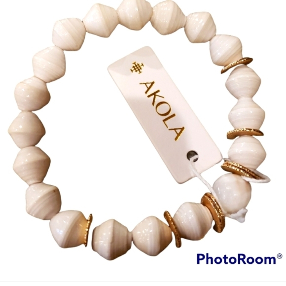 NWT White Akola Shell Like Stretch Bracelet